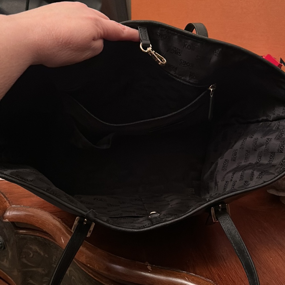 Michael Kors tote bag. - Picture 2 of 4